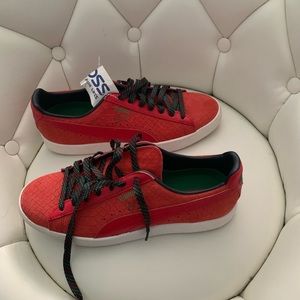 Puma Sneaker with a suede like feel too it brand new never worn